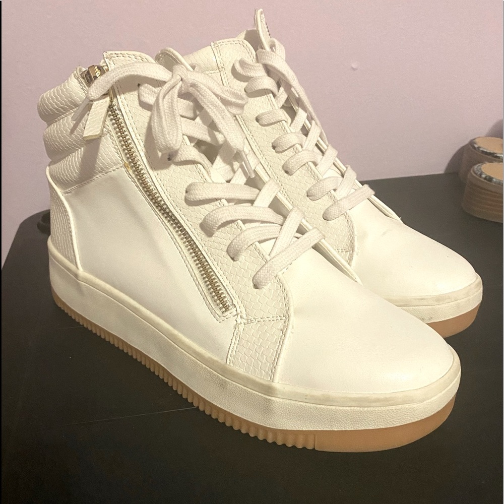 JustFab size 8 women’s sneaker side zipper & tie new never worn!!!
